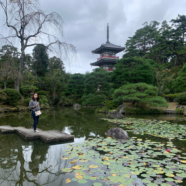 魅力的な庭園のある神社