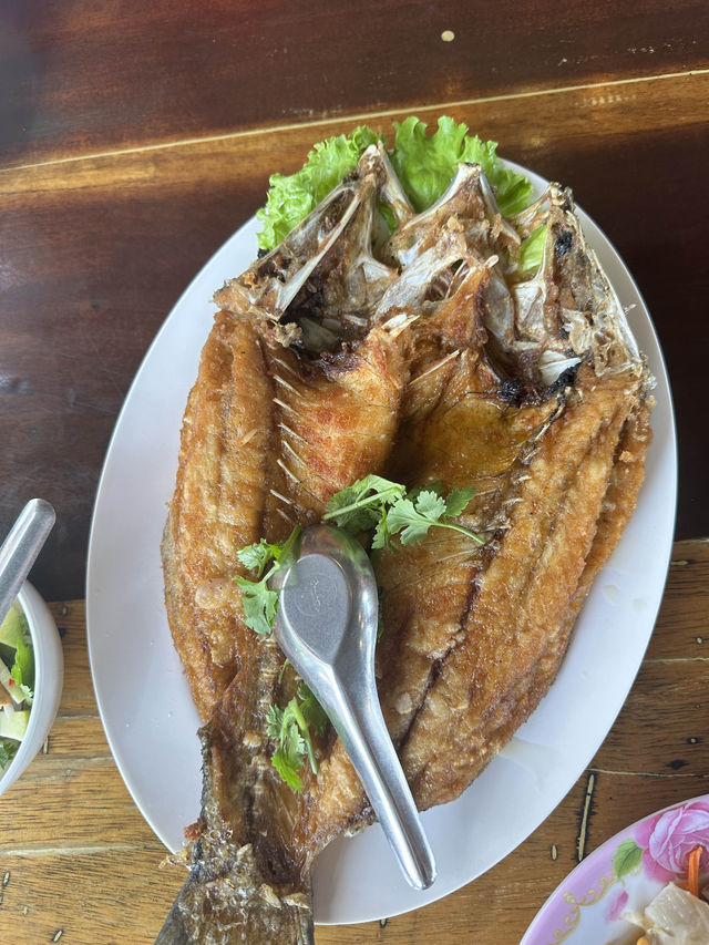 ครัวอ่าวหมู ร้านซีฟู้ด ลับๆในแหลมสิงห์ 🤩