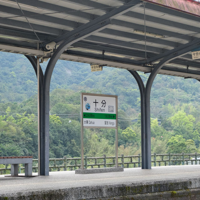 ไก่ยัดไส้ข้าวเหนียว ร้านดังข้างสถานีรถไฟShifen