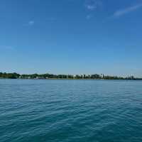 古德來雕塑公園：現代藝術與湖景相映
