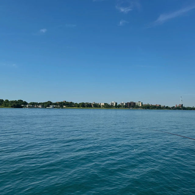 古德來雕塑公園：現代藝術與湖景相映