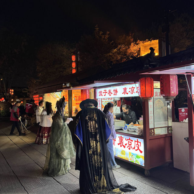 Strolling through Luoyi Ancient City in Hanfu: A Journey Back to the Tang Dynasty!