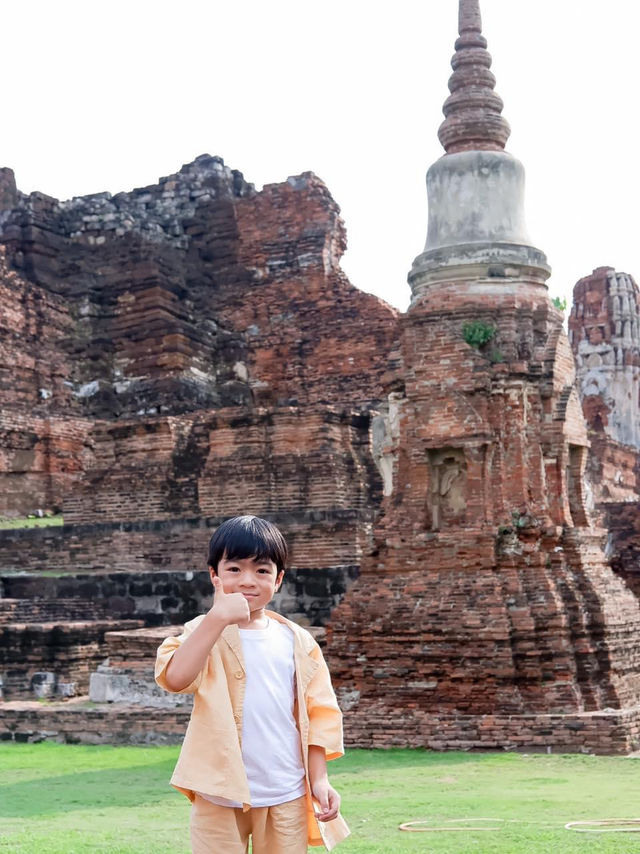 ขี่ช้างชมเมือง เดินเที่ยวโบราณสถานที่อยุธยา 