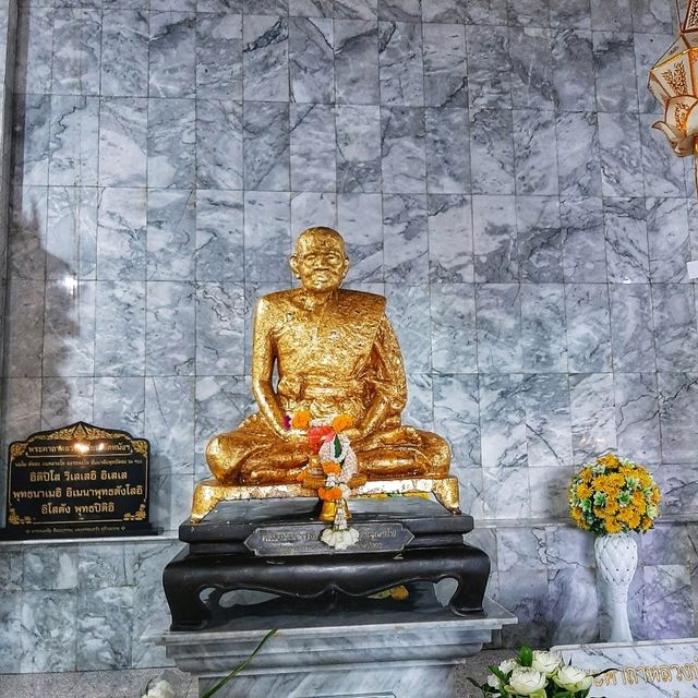 สักการะหลวงพ่อสุโขและพระพุทธรูปศิลา ที่วัดหนังฯ