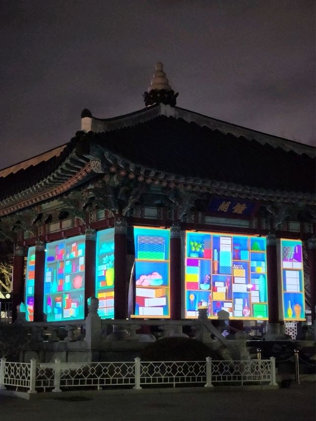 환상적인 미디어아트를 감상할 수 있는 한밤중의 용두산공원