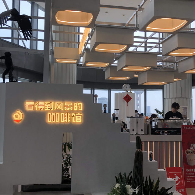 美麗安靜的北外灘，一杯飲料就看得到外灘景色的人民咖啡廳