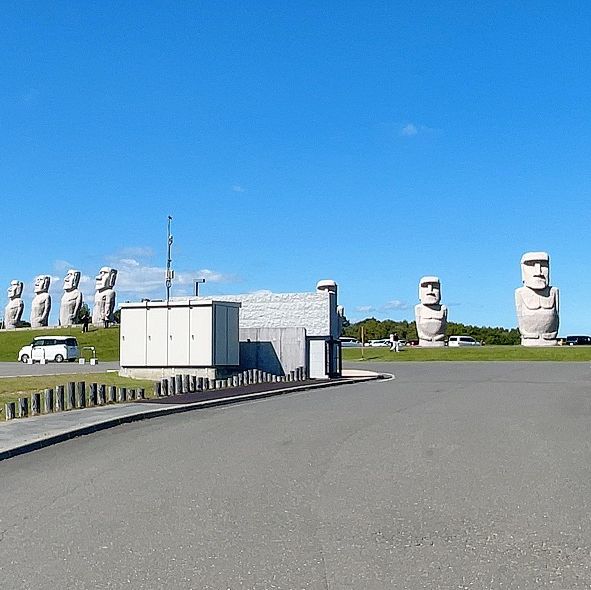 모아이 석상과 큰 불상이 있는 Sapporo 성지 두대불전‘Hill of the Buda’