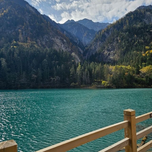จิ่วจ้ายโกว (Jiuzhai Valley National Park)