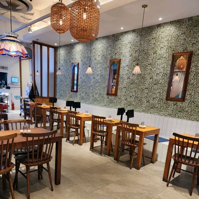 【新村グルメ】台湾式中華料理！牛肉刀削麺정회원