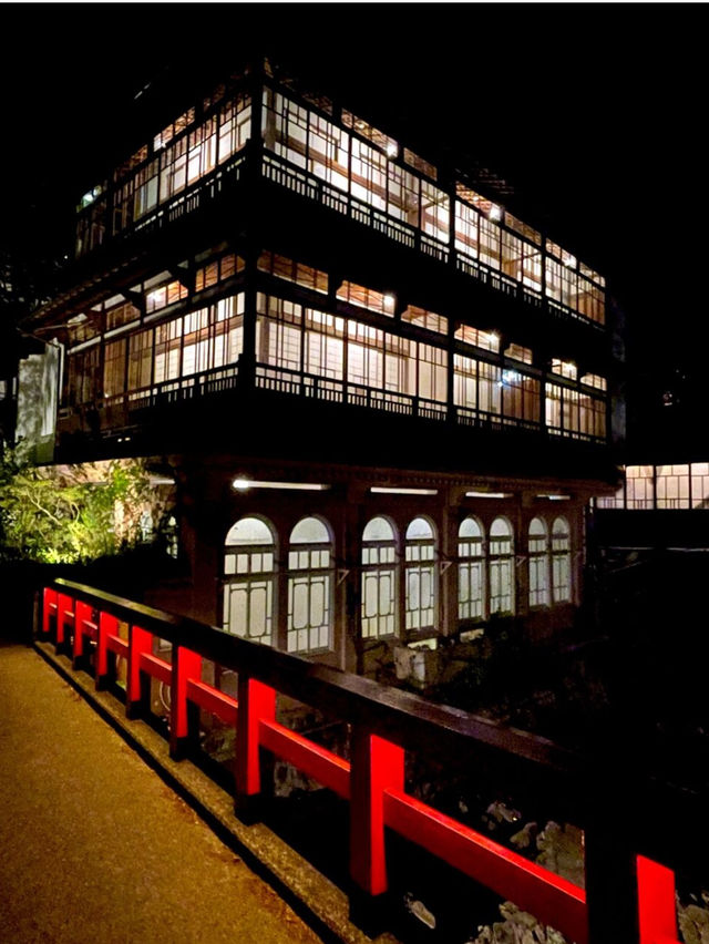 【千と千尋の神隠し】のモデル宿  四季折々、昼夜の美しい表情