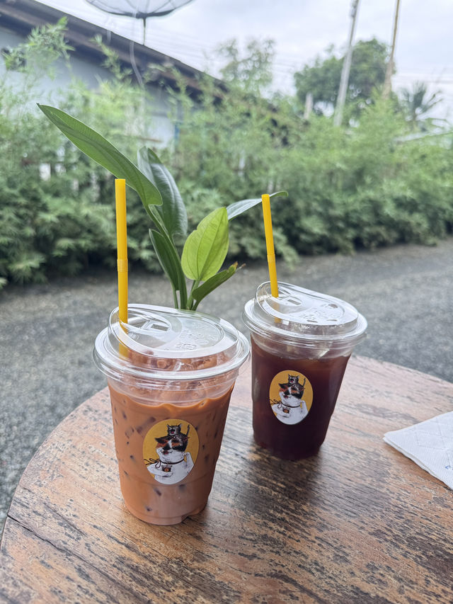 Chapter 2WO Coffee คาเฟ่ริมถนนเลีบบทางรถไฟ ☕️