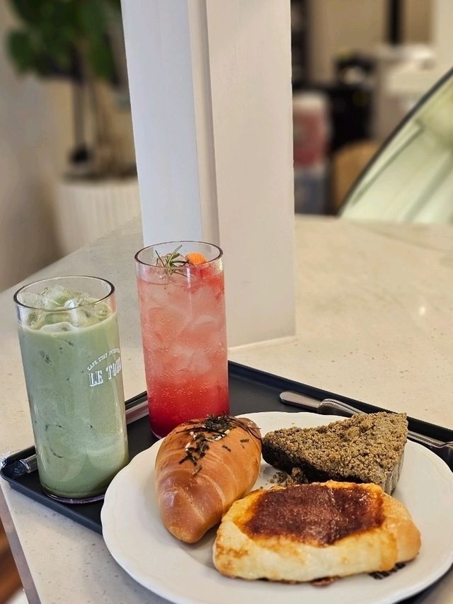 호텔 느낌의 인테리어에 통 창으로 보이는, 확 트인 ! 뷰 맛집