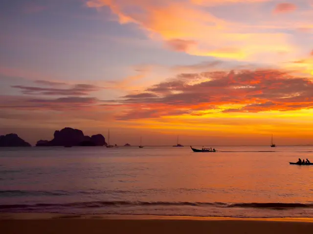 กำลังมองหาชายหาดที่มีพระอาทิตย์ตกดินที่สมบูรณ์แบบ...。