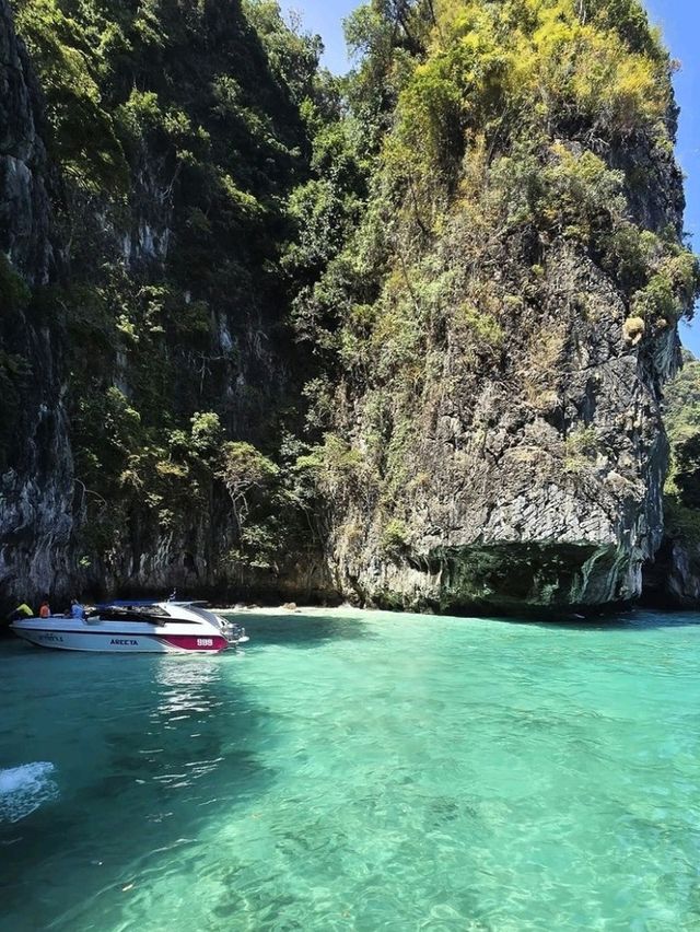 🌴 Phi Phi Island: A Slice of Paradise on Earth 🌊