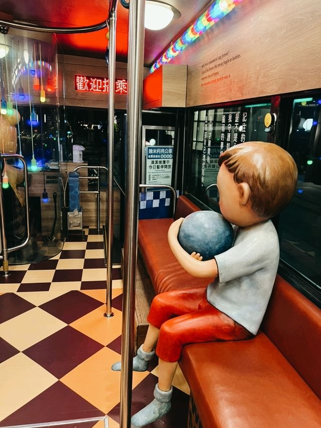 台北信義區的奇幻旅程：幾米月亮公車的浪漫邂逅