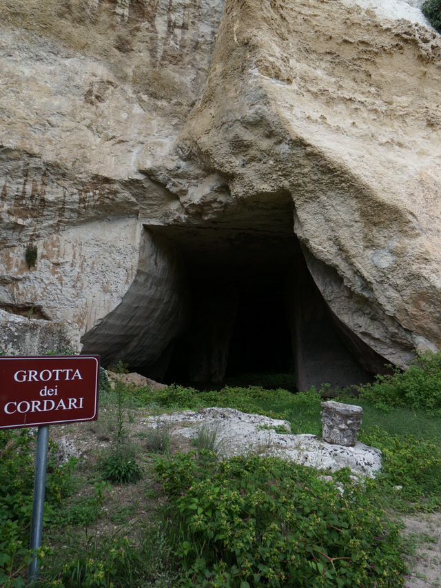 【イタリア・シラクーサ】耳の形をした洞窟デイオ二シオスの耳