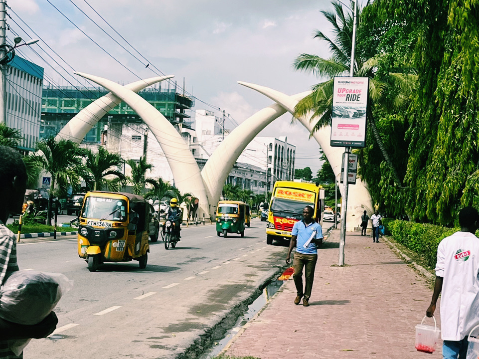 Pembe Mbili, một điểm tham quan nổi tiếng ở Mombasa, Kenya, thích hợp để chụp ảnh và tham quan.
