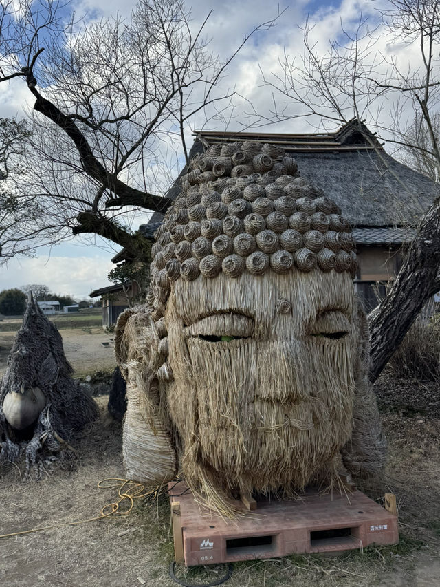 わらで作られたゴジラが凄すぎる！