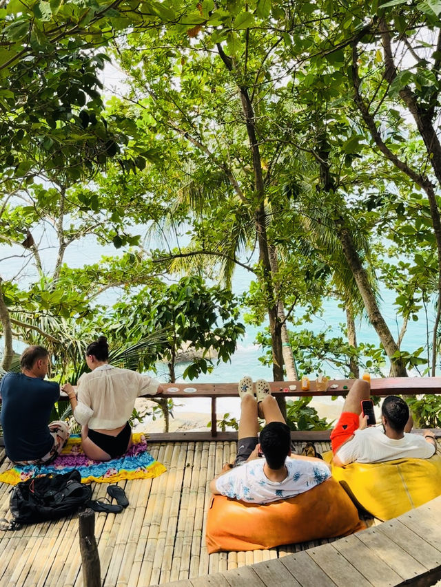 เสื่อผืนหมอนใบ คาเฟ่ริมทะเลภูเก็ต นั่งชิลรับลมทะเล