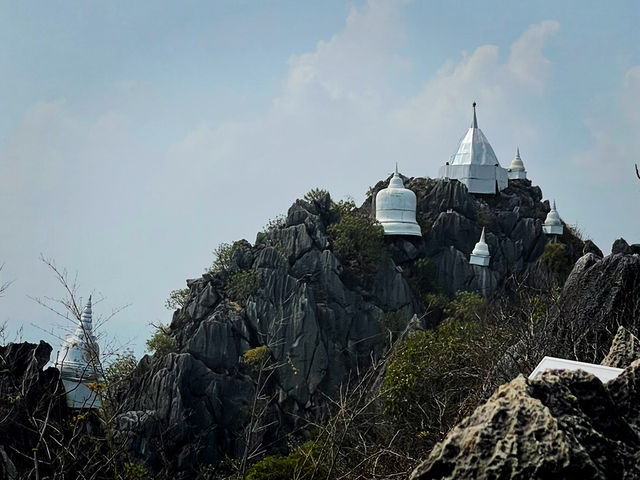 เส้นทางเดินไปยังเจดีย์ลอยฟ้า ยอดดอยพระบาท