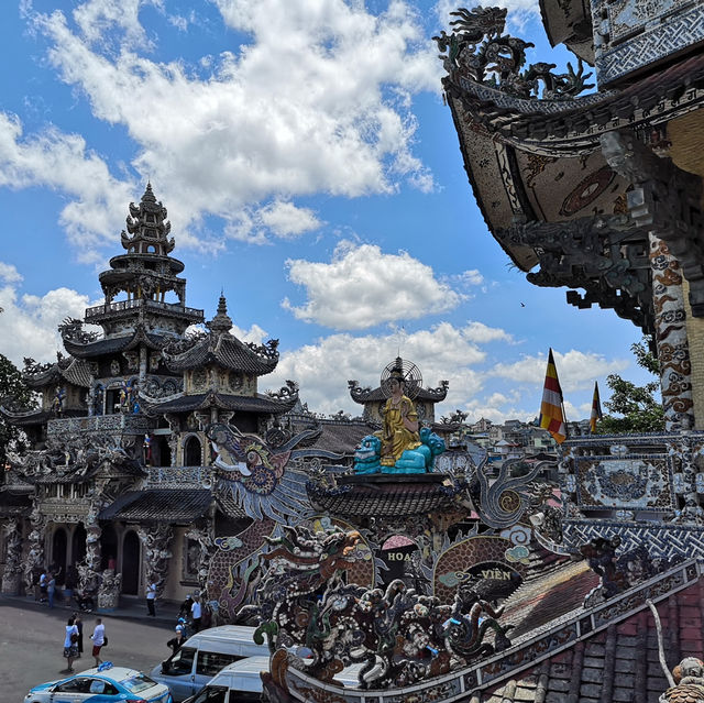 วัดกระเบื้องโมเสกสุดอลังการในดาลัด 