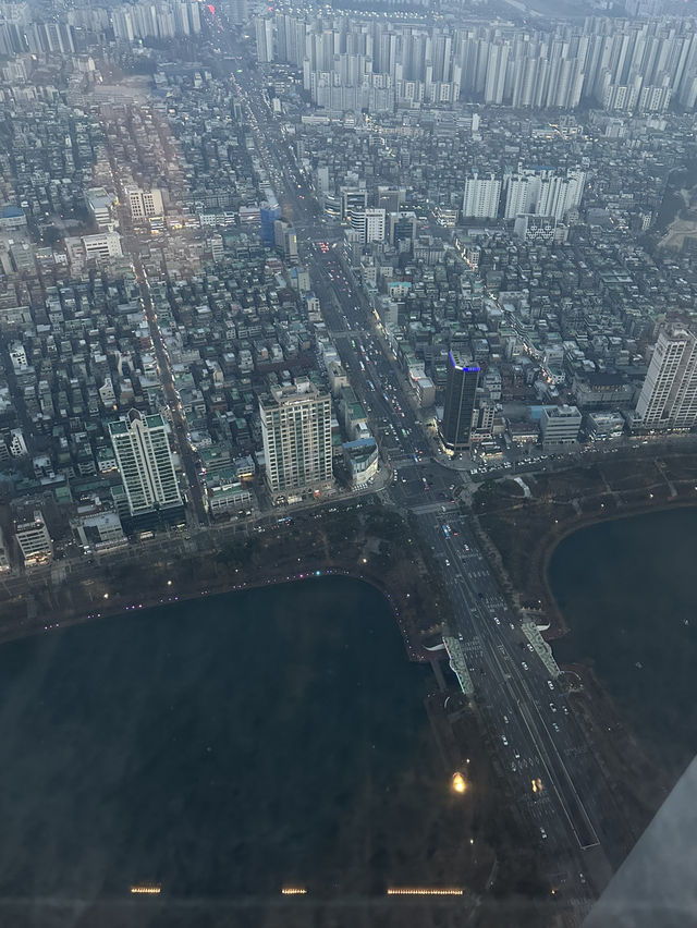 우아한 고층 실내에서 즐기는 🏙️대도시 감성과 커피 한잔의 여유, 잠실 실내데이트 명소🧡