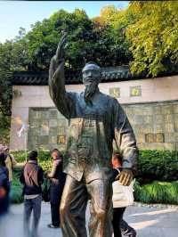 West Lake, a must-visit scenic hotspot in Hangzhou, China. 