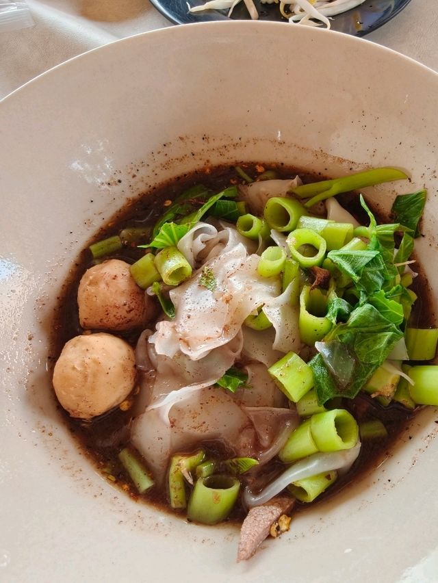 ร้านก๋วยเตี๋ยวเรือ "เสือลวกเส้น" เมืองทองธานี