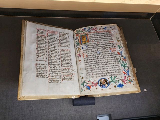 [🇨🇭ザンクト・ガレン] 修道院図書館の展示室で中世の書物と対話する