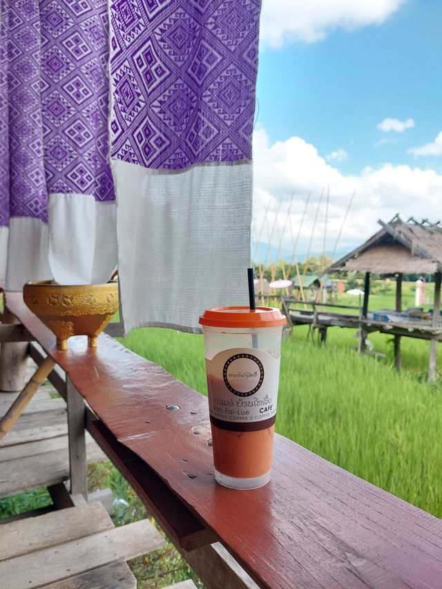 คาเฟ่กลางทุ่งนาวิวหลักล้านที่ "กาแฟบ้านไทลื้อ"