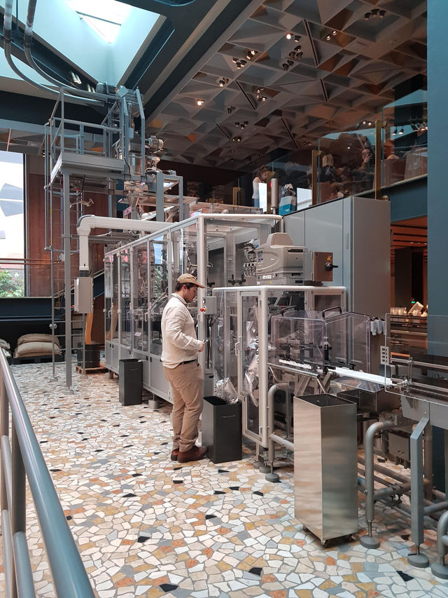 ☕️ Starbucks Reserve Roastery Milan – "커피 그 이상의 경험"