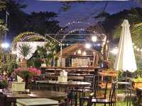 ร้านอาหารติดริมโขง
