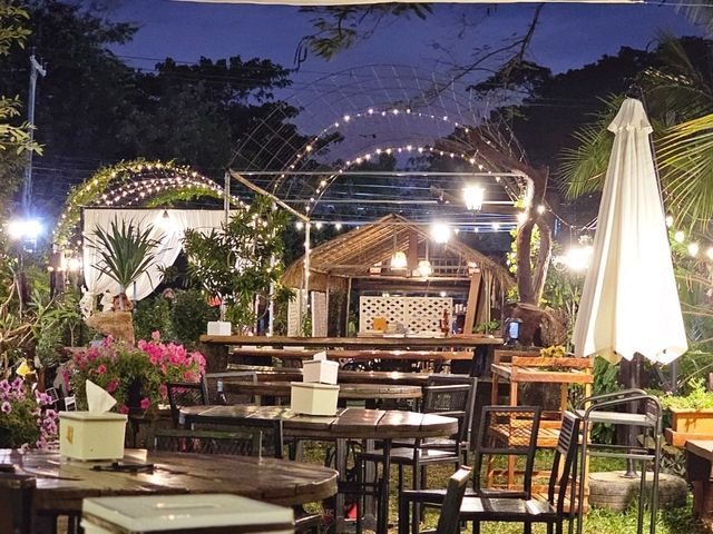 ร้านอาหารติดริมโขง