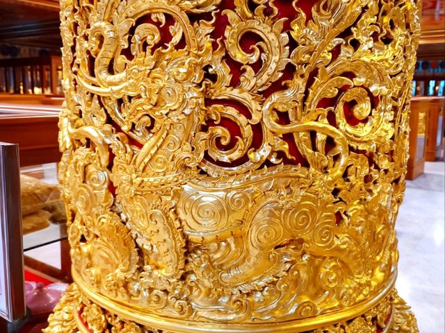 ไหว้พระพุทธรูปองค์ใหญ่ ตระการตาเจดีย์แก้วมรกต