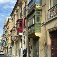 Valletta's Colorful Windows: A Photographer's Walking Tour🌈📸   
