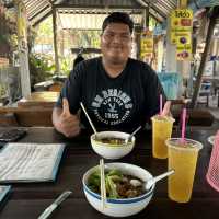 ก๋วยเตี๋ยวมุมโค้ง ร้านดังจังหวัดอ่างทอง