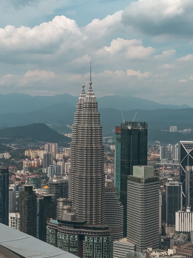 🇲🇾 Kuala Lumpur: A City Where Skyscrapers, Jungles, and Street Markets Coexist 🏙🌴🕌 