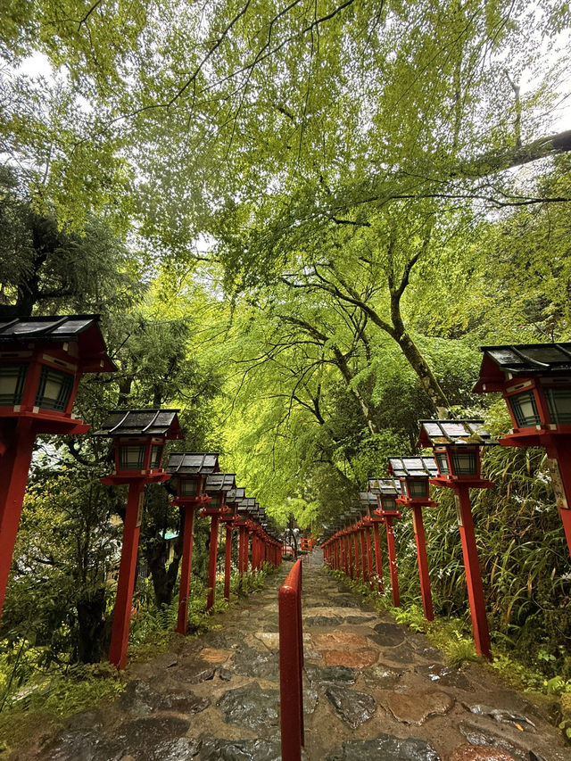 京都｜到貴船神社抽水籤 春有綠意秋楓紅 感受京都絕美詩意