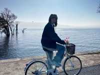 【洱海邊的早晨，靜靜寫一封給世界的情書】 🚴🏻‍♂️🌊🌄🌬️