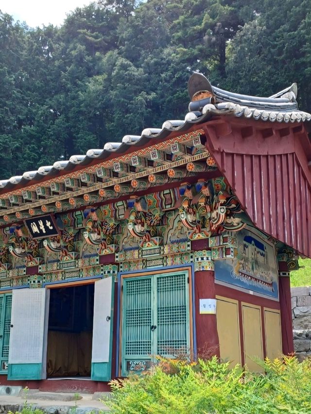 한옥 사찰의 고요한 매력 🌿