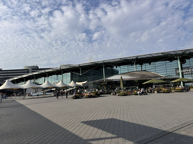 【スキポール空港 & I amsterdam｜旅の始まりを彩る玄関口とシンボル】