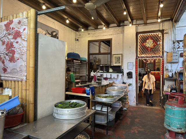 Moh Teng Pheow Nyonya Koay: A Nostalgic Kuih Haven Where Tradition Tastes Sweet! 🍡🏮