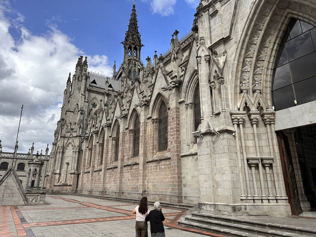 【ヴォト国立大聖堂｜Basilica del Voto Nacional】