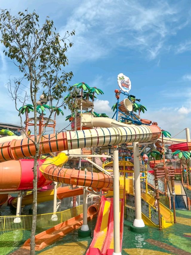 🌈💦 Get Ready to Scream, Splash & Smile – SplashMania at Gamuda Cove! 🎢🌴