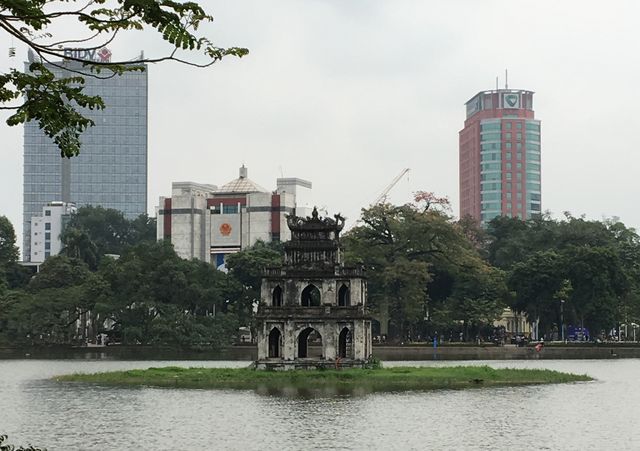 🌿 Serenity in the City: Hoàn Kiếm Lake + Cake & Coffee by the Water