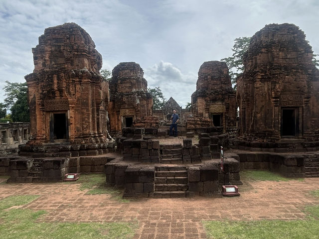 มนต์เสน่ห์ขอมโบราณกลางทุ่งอีสานใต้