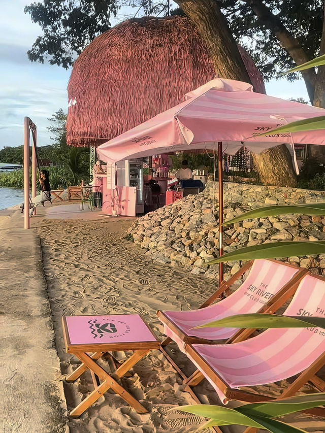 The Sky River Club บีชบาร์สีชมพูสุดคิวท์ริมน้ำกาญ
