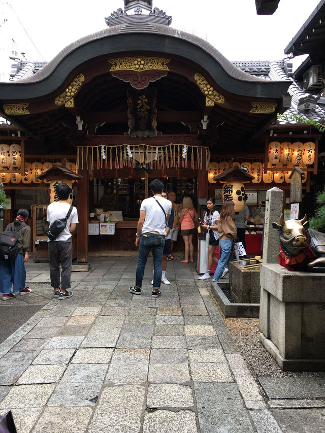 京都景點必去—🍢 錦市場｜京都人的廚房，美食控的天堂小巷 