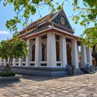 สักการะพระพุทธรูปในพระวิหารสมัยรัชกาลที่ 3