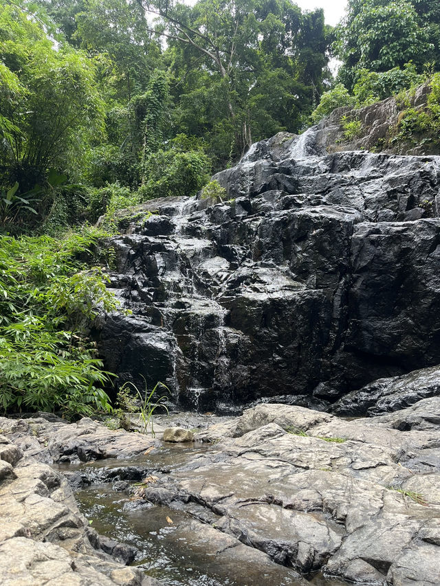 🌿 น้ำตกสลัดได – ซ่อนตัวกลางป่าลึก บ้านนา นครนายก 